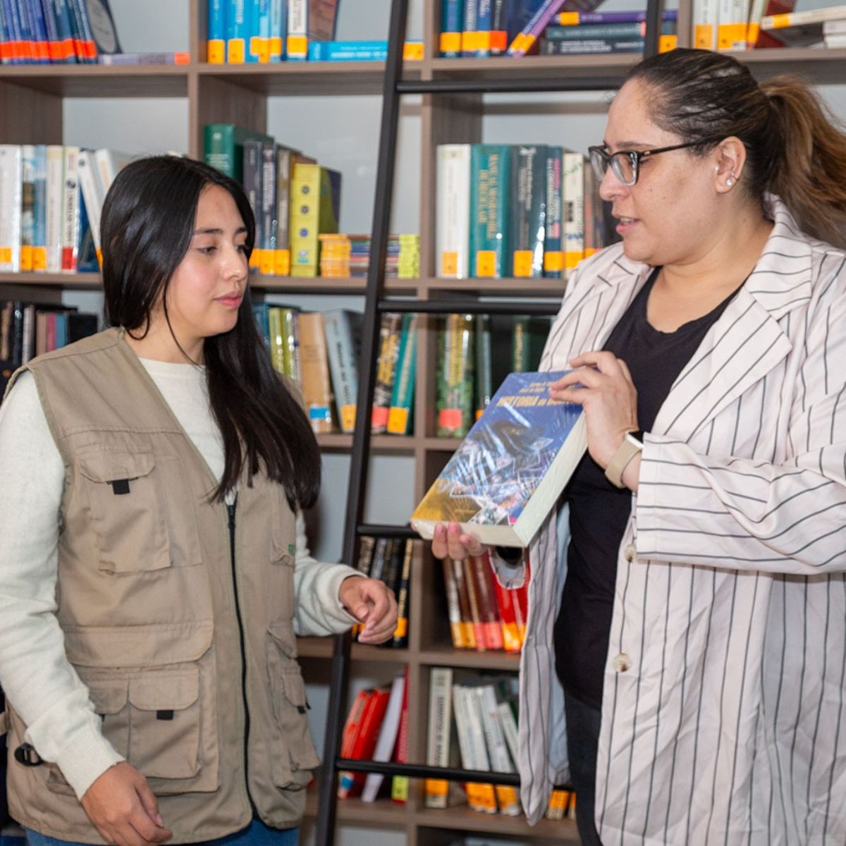 La CNI realiza donación de libros a Fundación FLADES para biblioteca en Santa Ana de Velasco