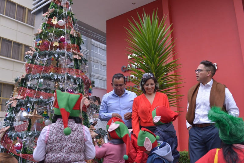  LA CNI SE VISTE DE LUCES NAVIDEÑAS CON MATERIAL RECICLAD